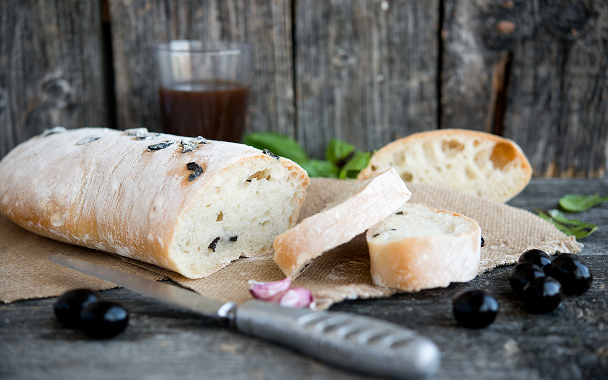 Pan de chapata con aceitunas negras