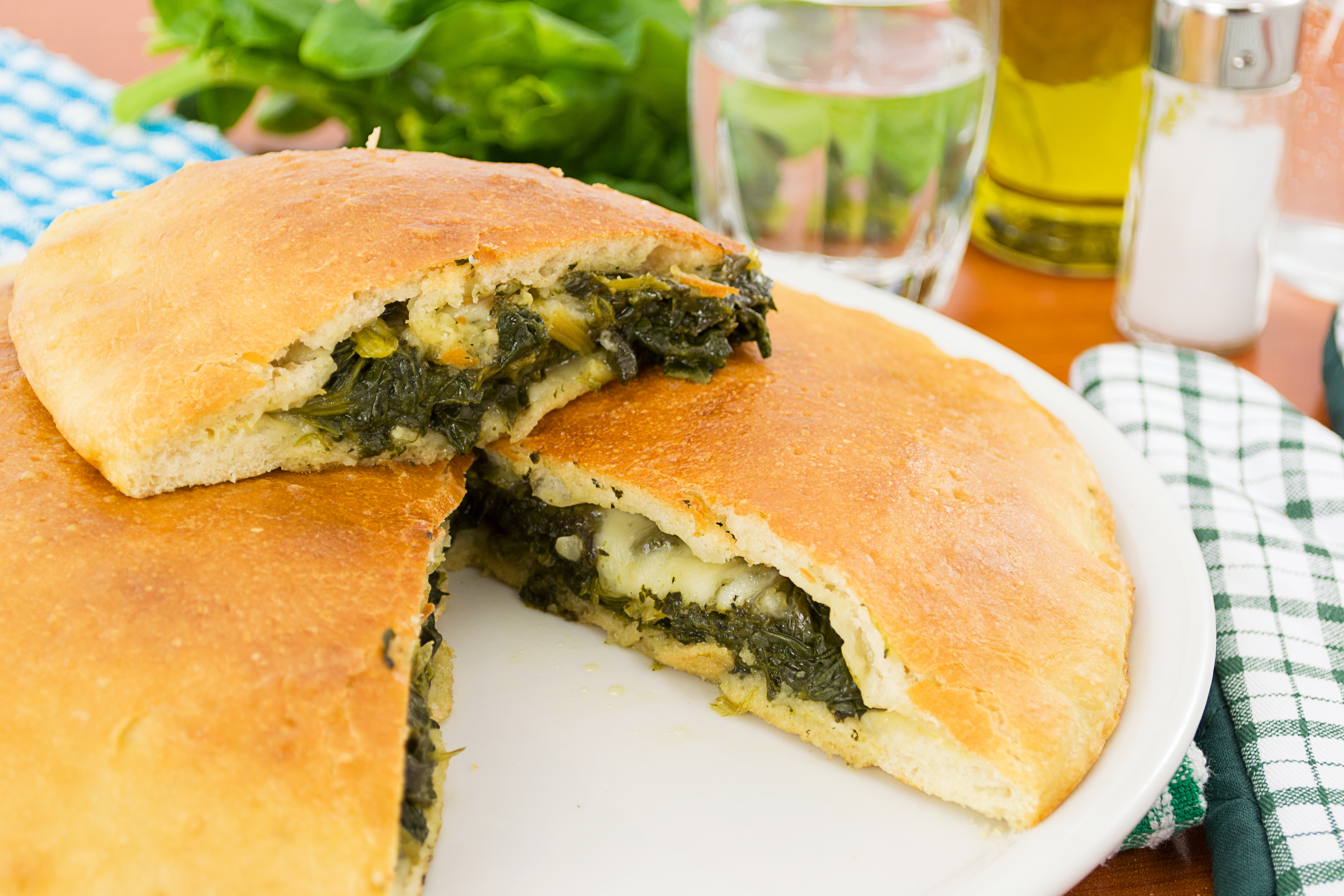 Pan relleno de queso, espinacas y alcachofas