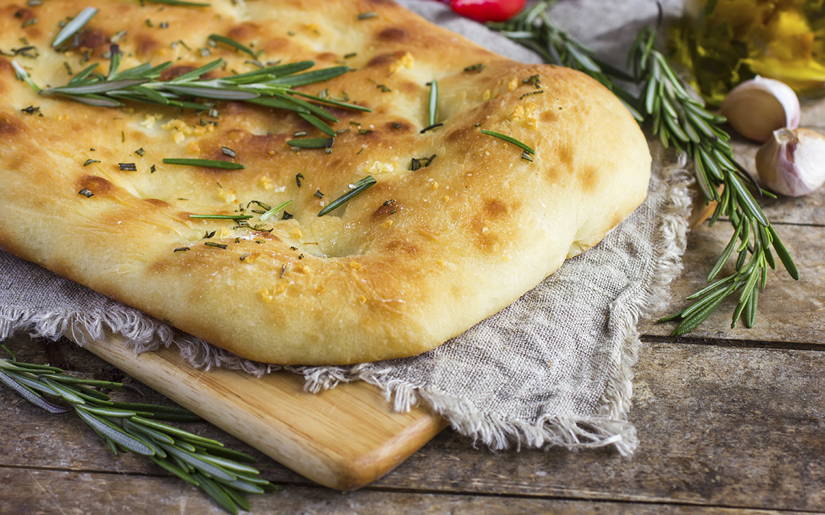 Pan focaccia con ajo y romero