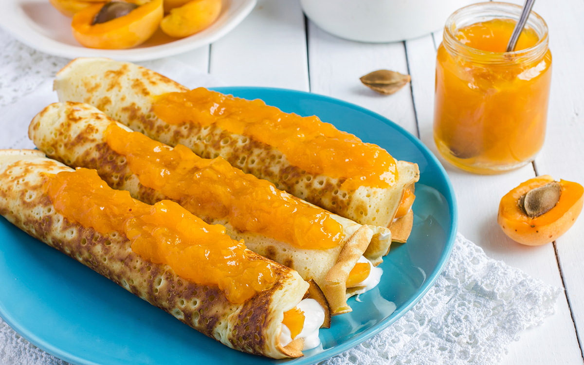 Pancakes con nata y mermelada de melocotón