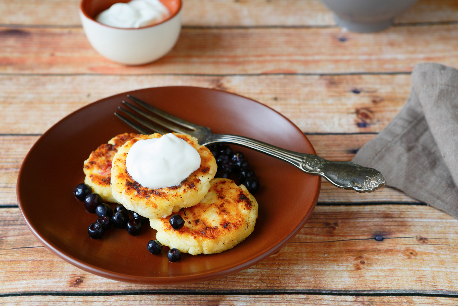 Pancakes de jengibre con topping queso crema y limón