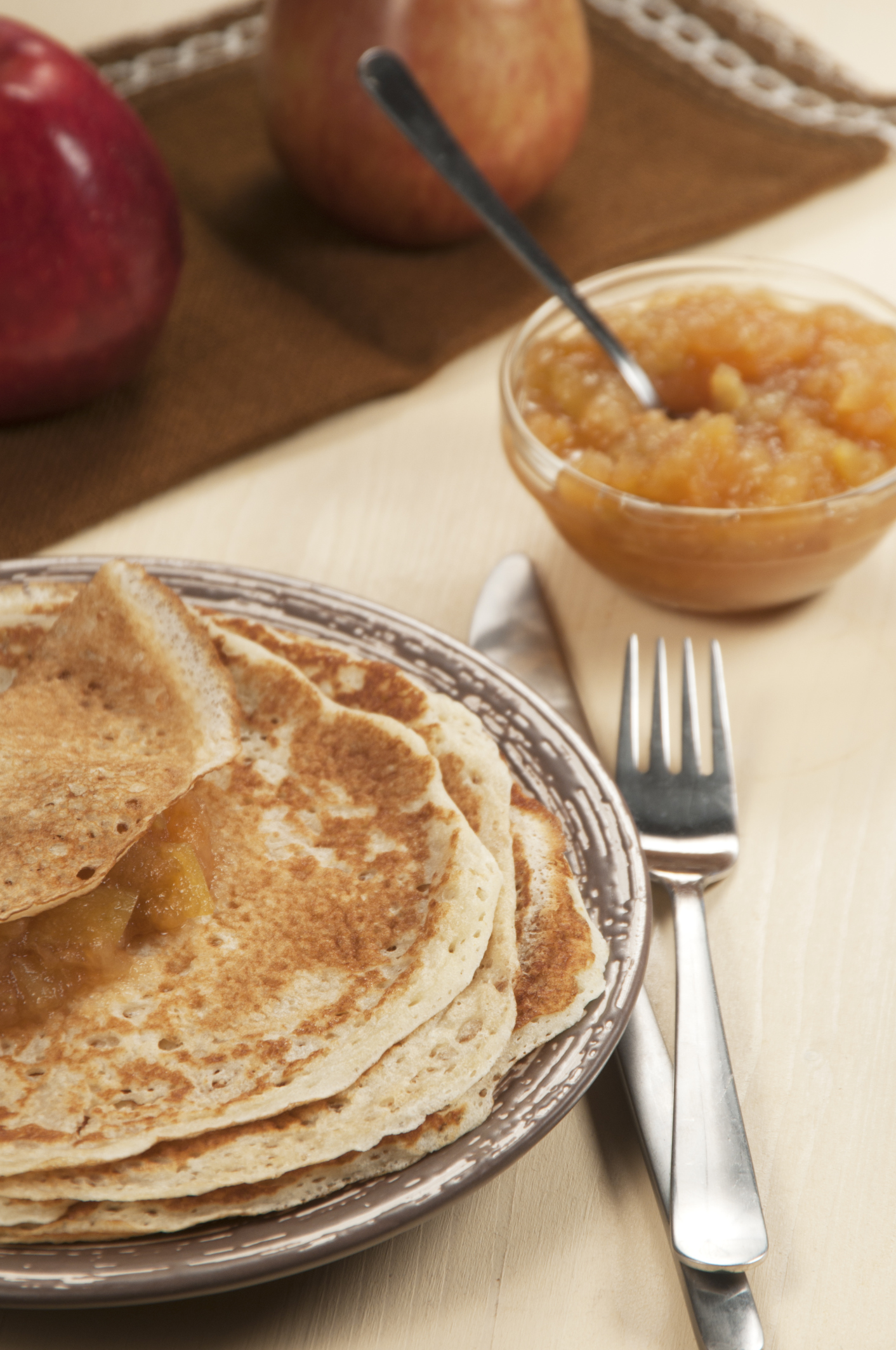 Pancakes con tocineta y puré de manzana