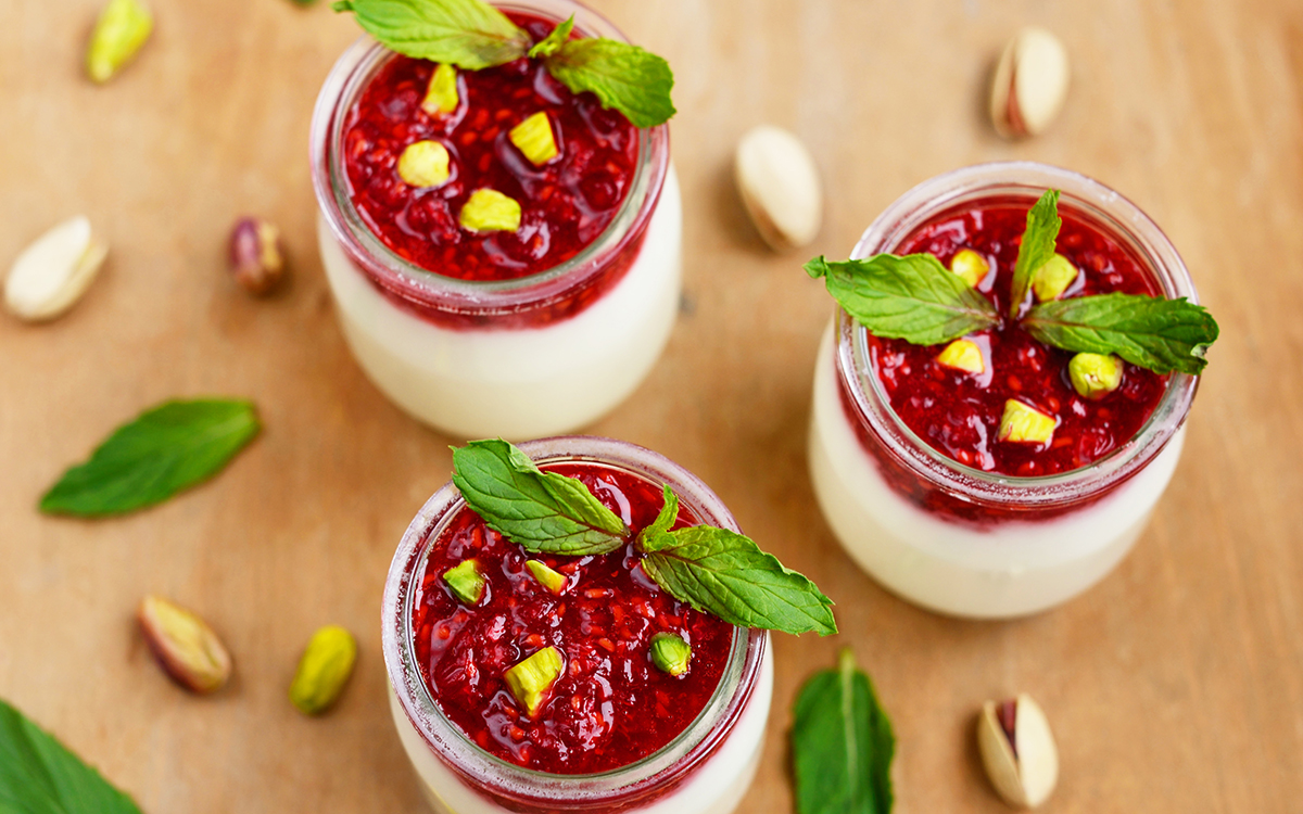 Panna cotta con mermelada de frambuesa y pistachos