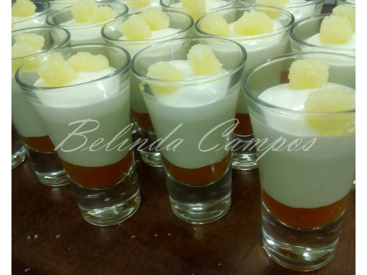 Dulce de ensalada cappresse. Pannacotta de albahaca sobre dulce de tomate, con cremoso de burrata y gominolas de aceite de oliva