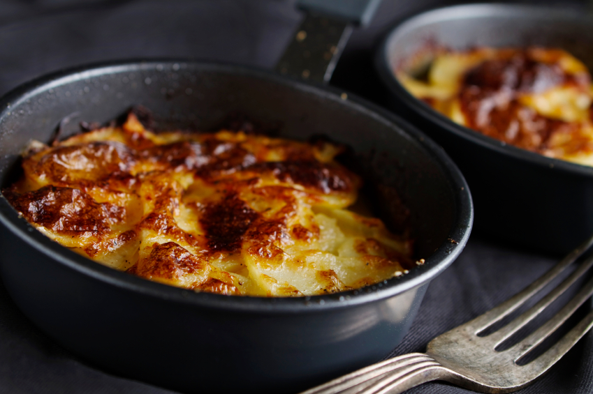 Patatas gratinadas con crema y queso