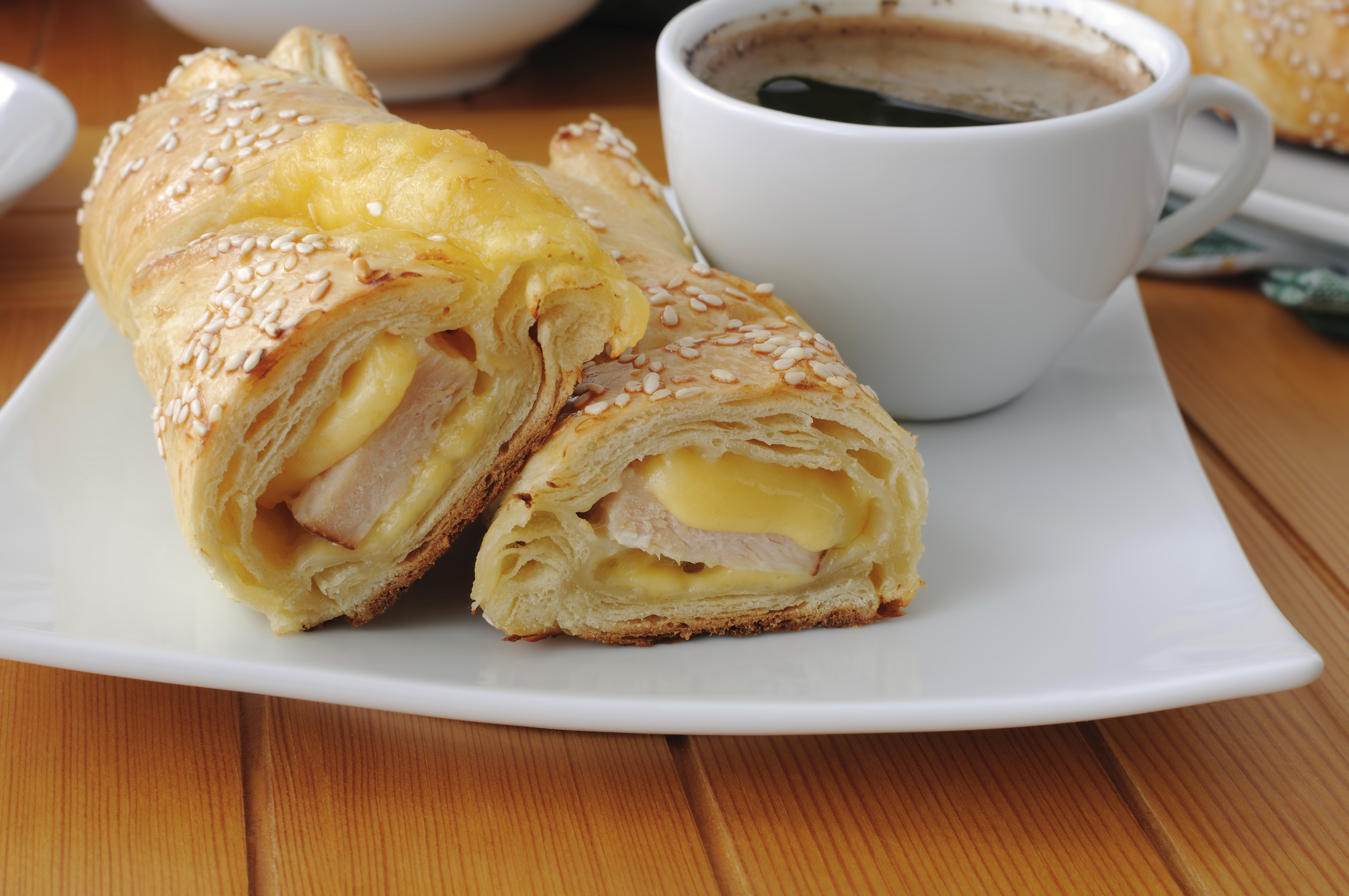 Paquetitos hojaldrados con jamón y queso