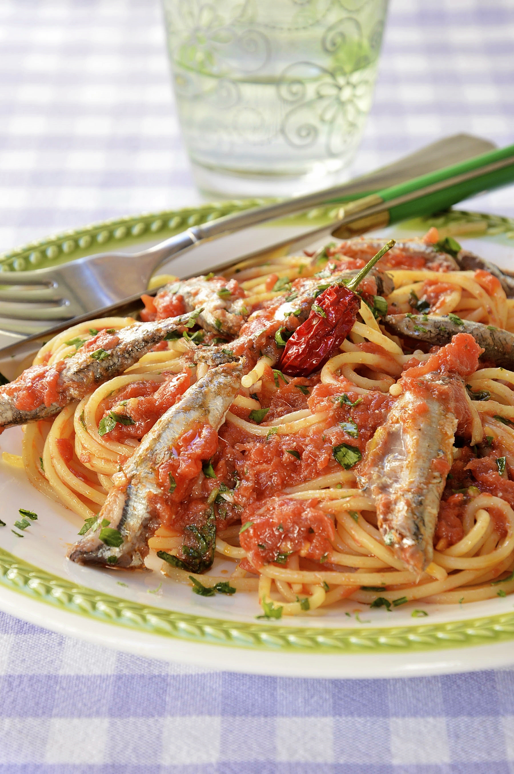 Pasta con atún, anchoas y alcaparras