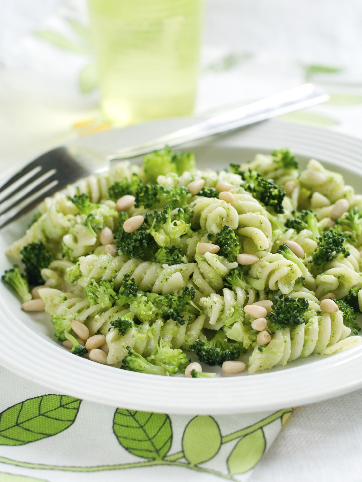 Pasta con brócoli romanesco y piñones