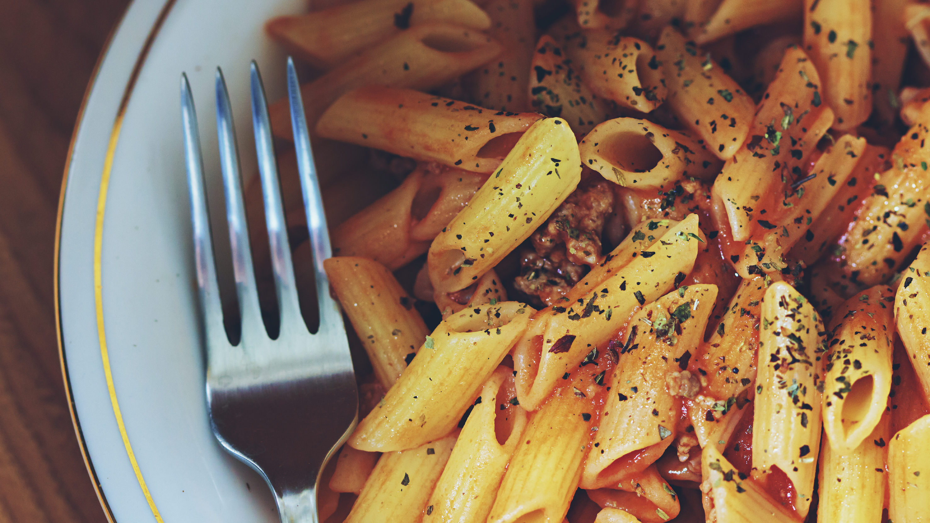 Pasta con carne y salsa de tomate