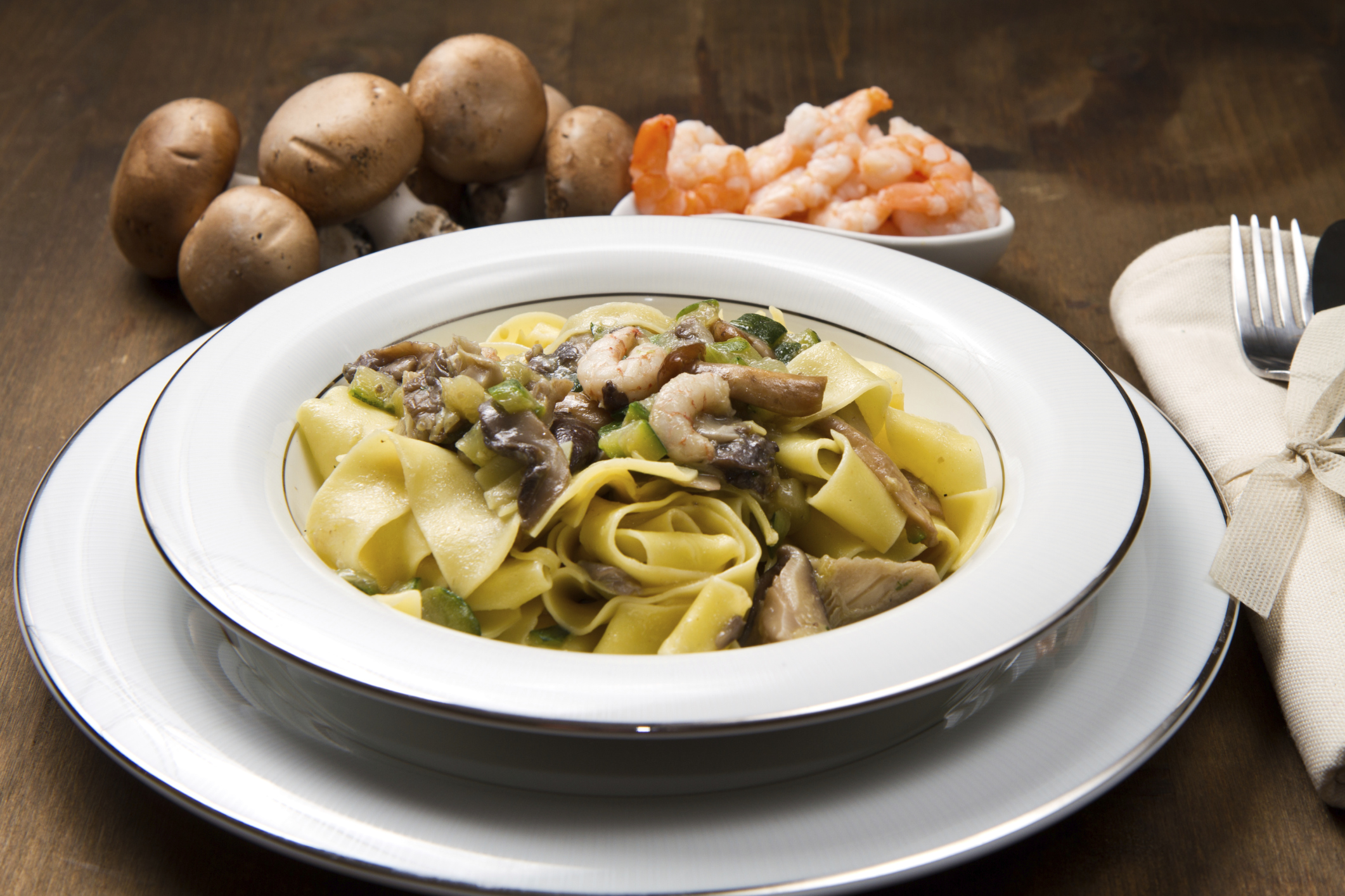 Pasta con champiñones y gambas en salsa de jengibre