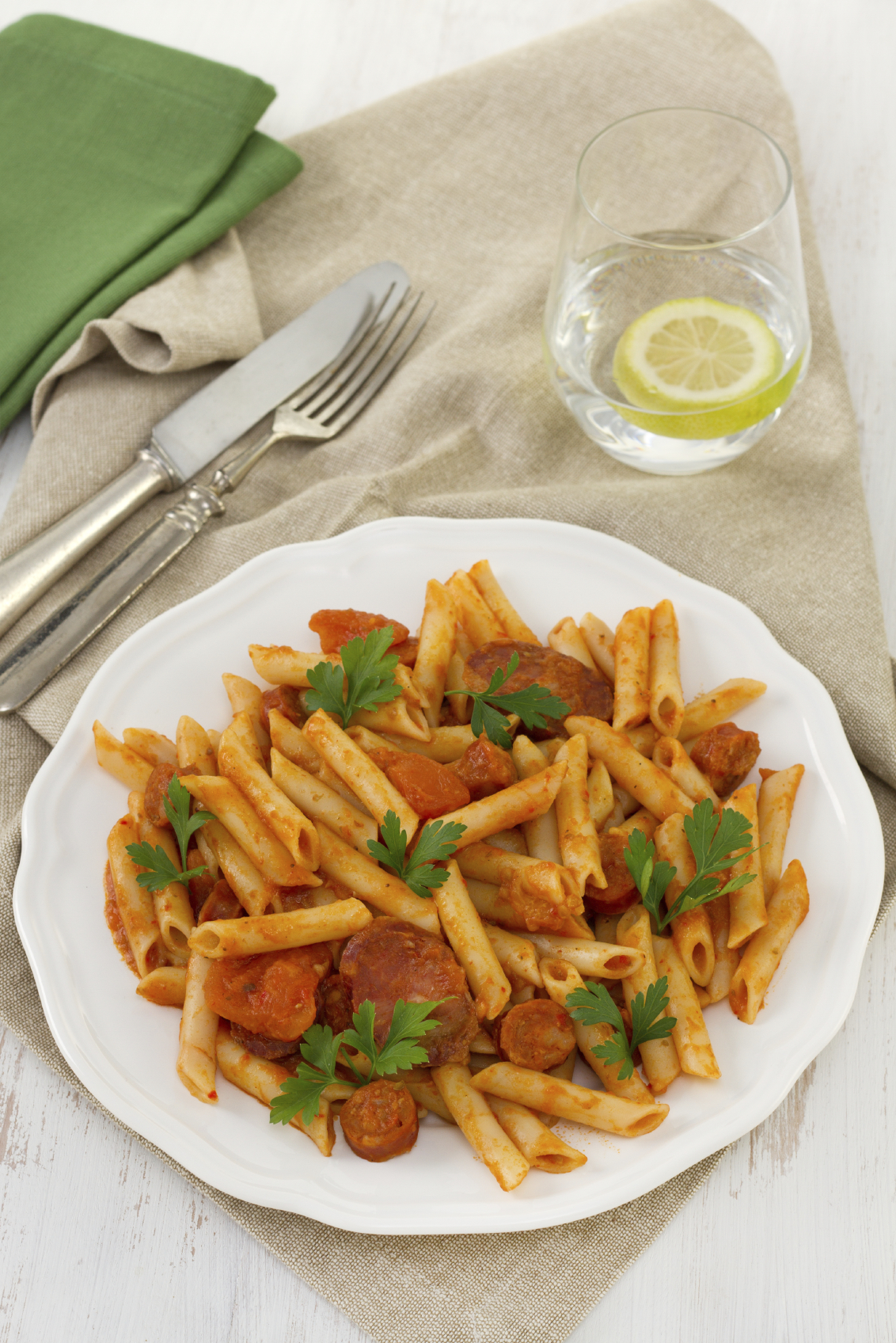 Pasta con chorizos criollos y salsa de tomate aromática