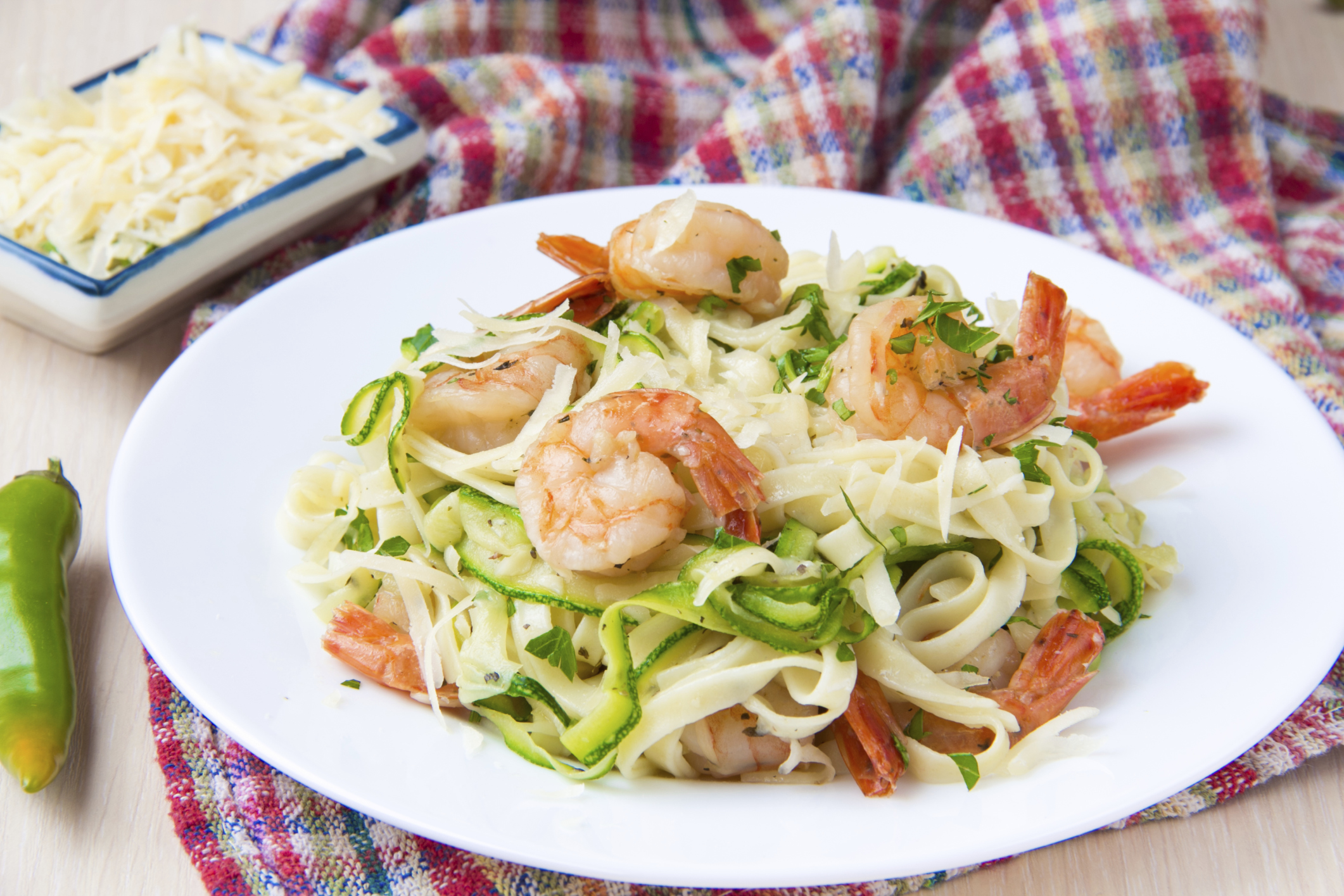 Pasta con gambas y calabacines