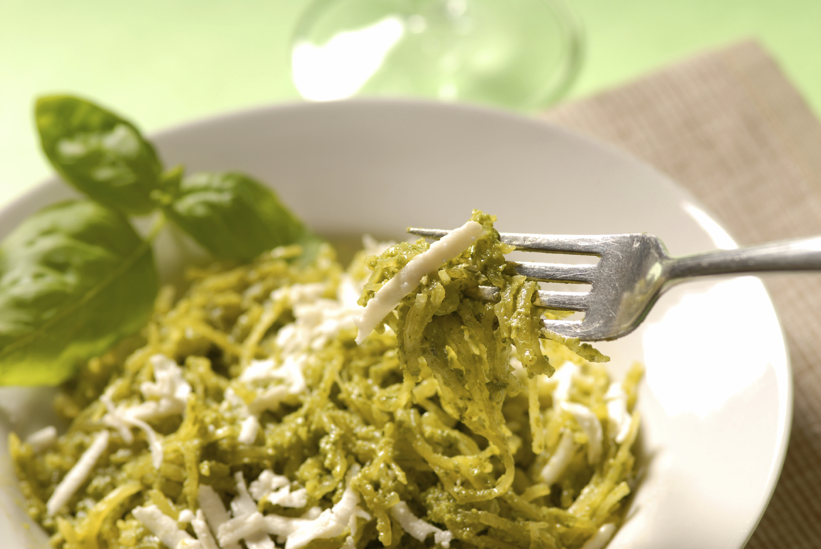 Pasta al horno con pesto de calabacín