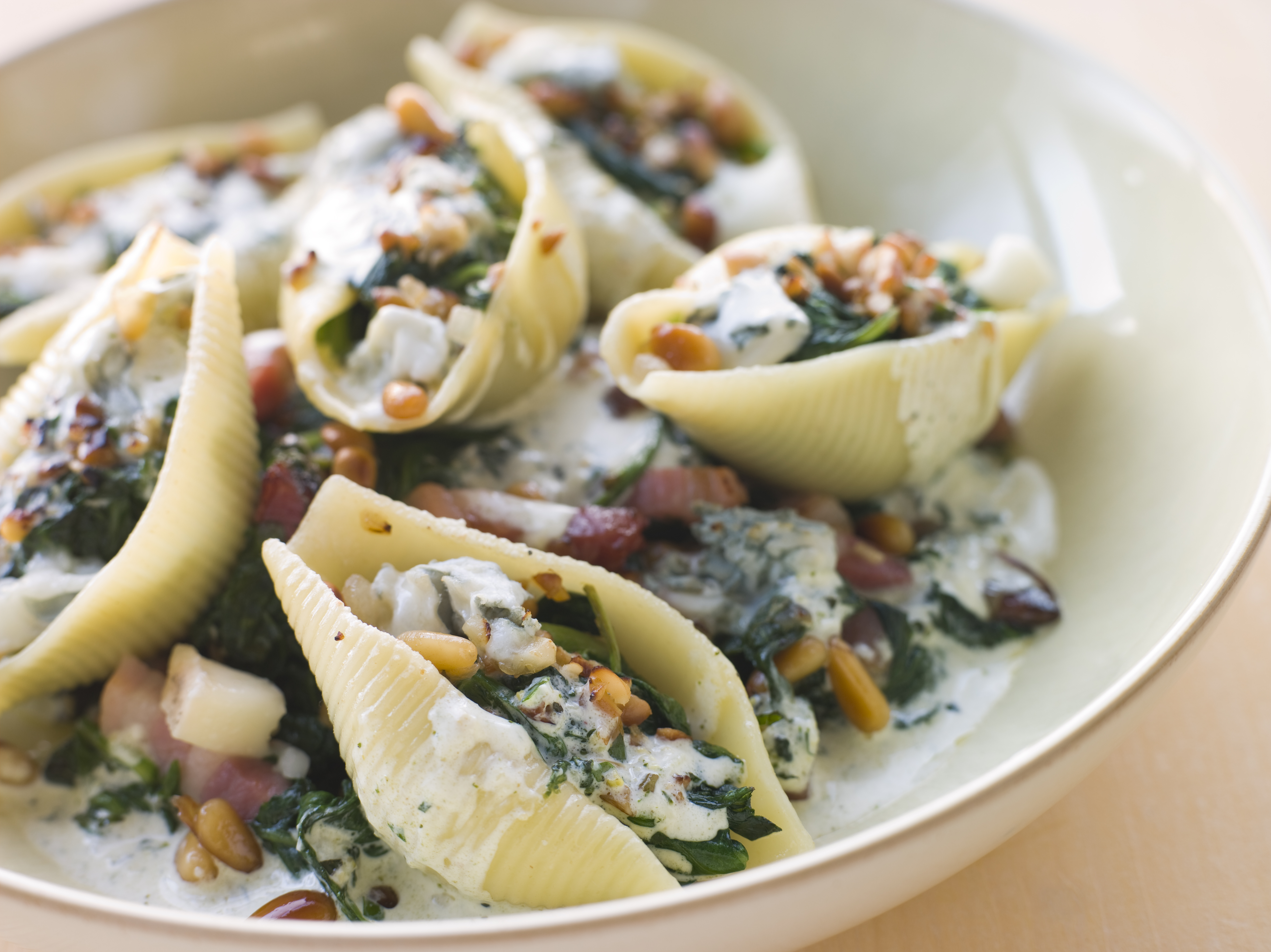 Pasta con espinacas y piñones