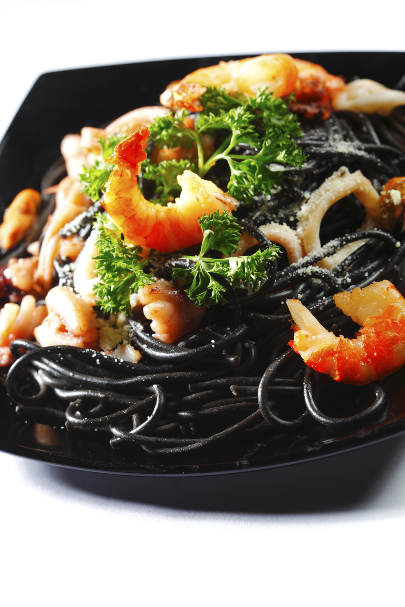 Pasta negra con gulas y calamares al ajillo