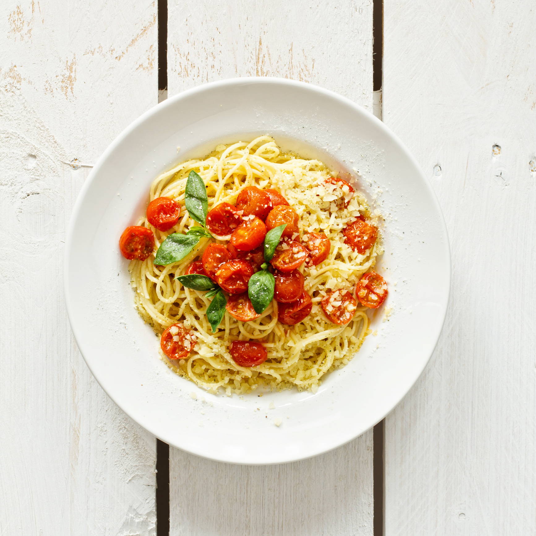 Pasta con tomates  y albahaca