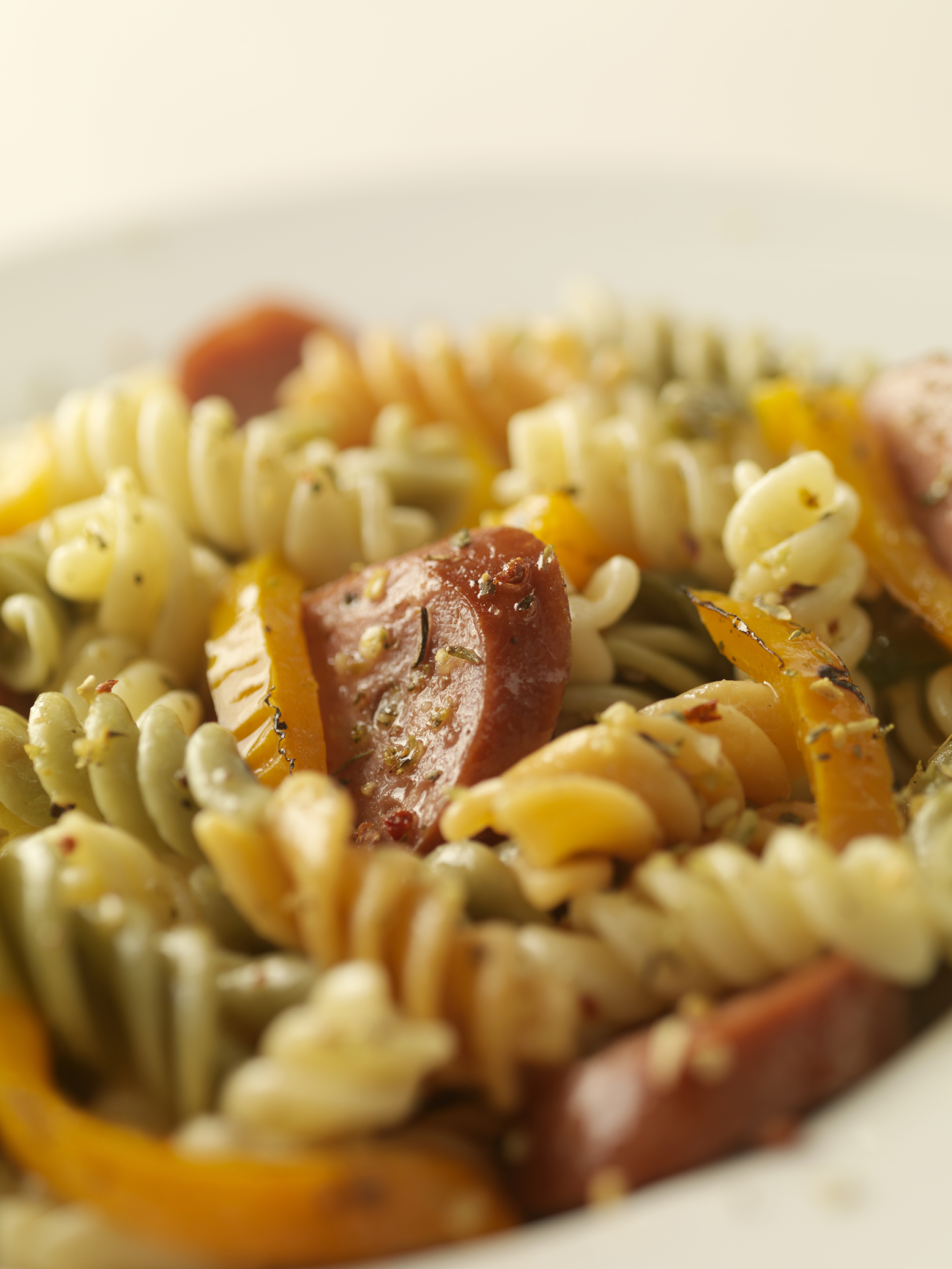 Pasta tricolor con salchichas