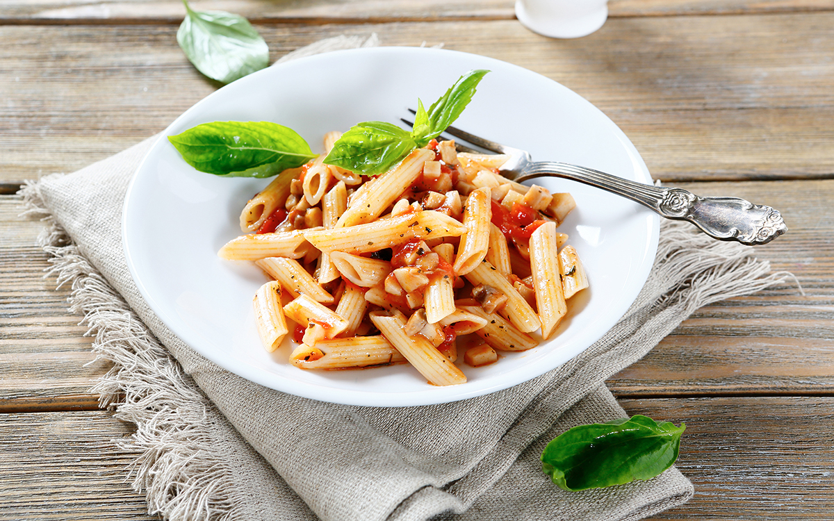 Pasta con salsa de tomate y setas