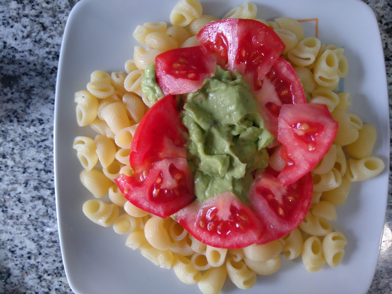 Macarrones con salsa de aguacate