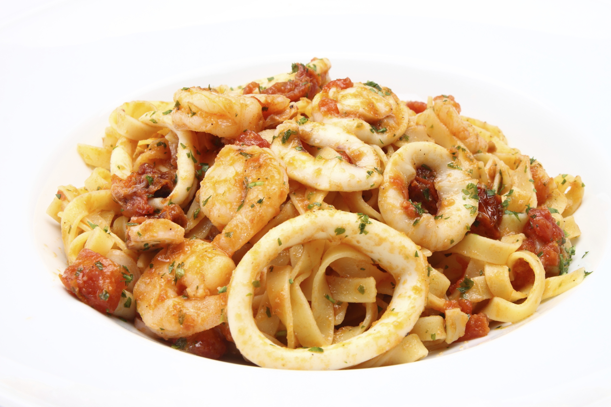 Pasta con camarones y calamares