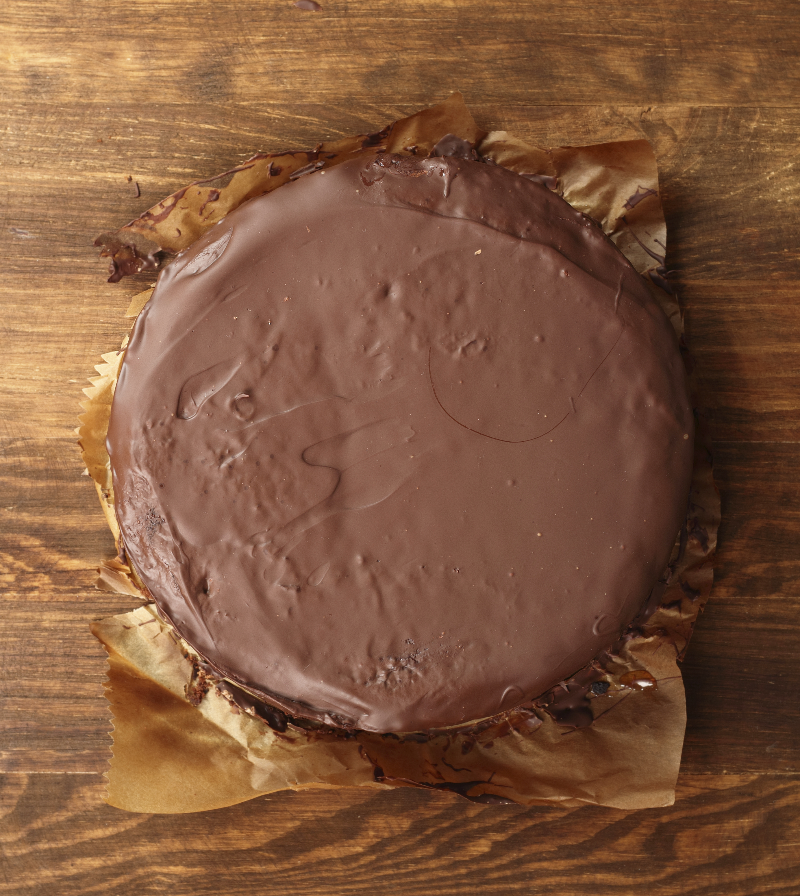 Pastel de café con crema de chocolate y almendras