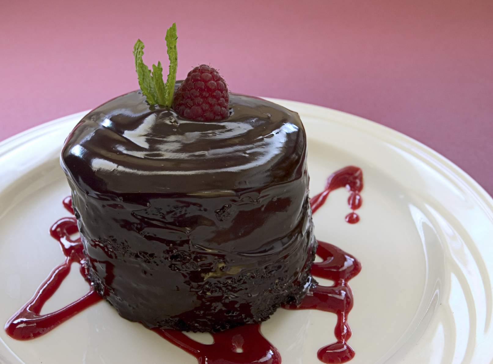 Pastel de chocolate con frambuesas