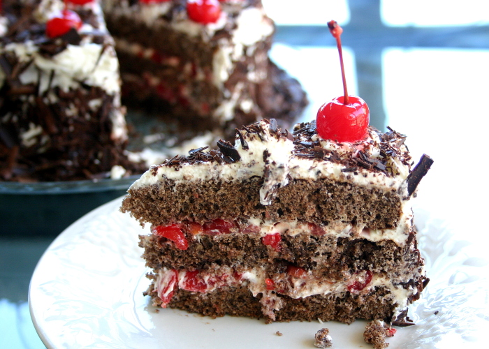 Pastel de chocolate con relleno de crema de cereza