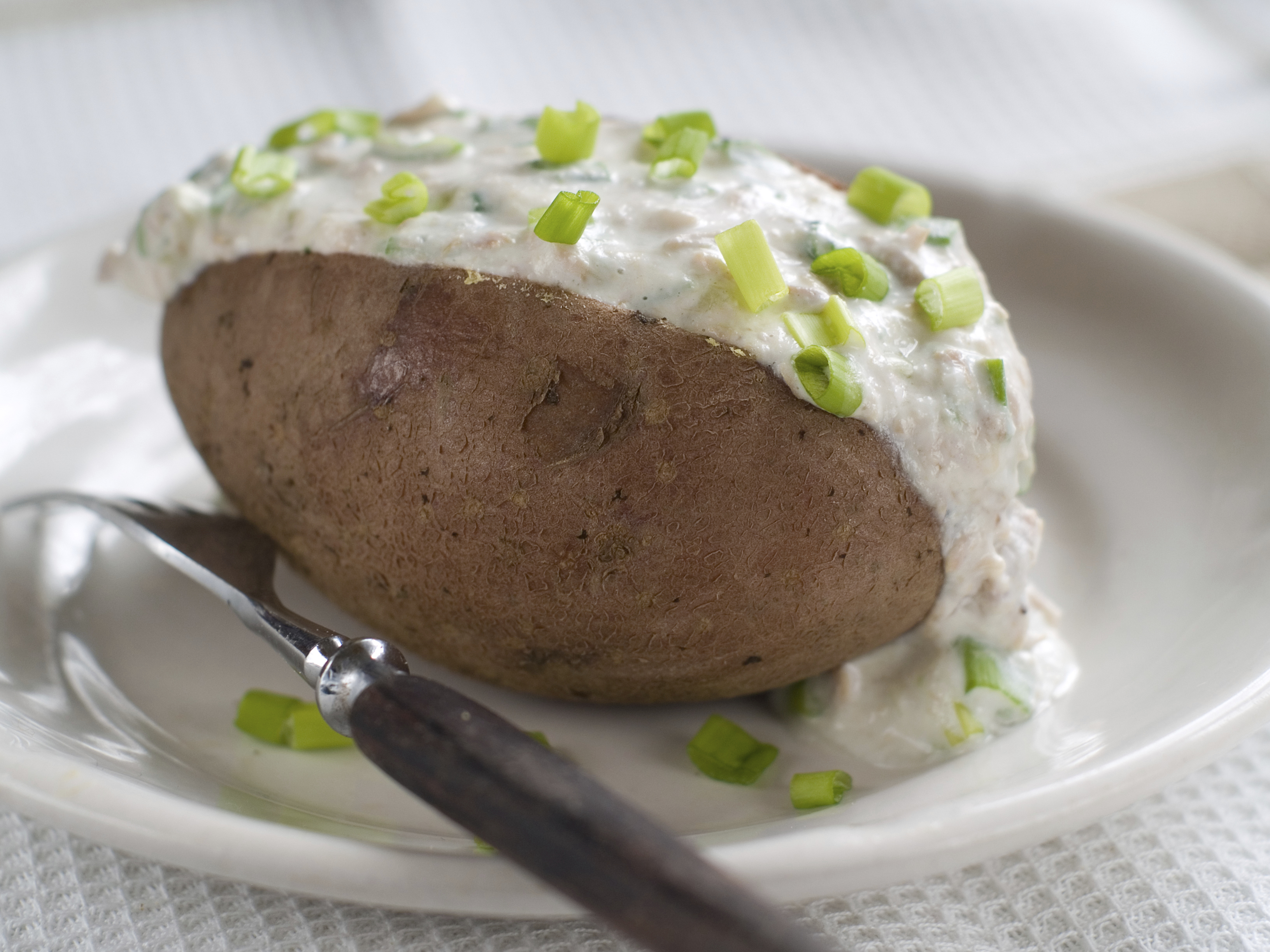 Patatas asadas con salsa de yogur y hierbas frescas