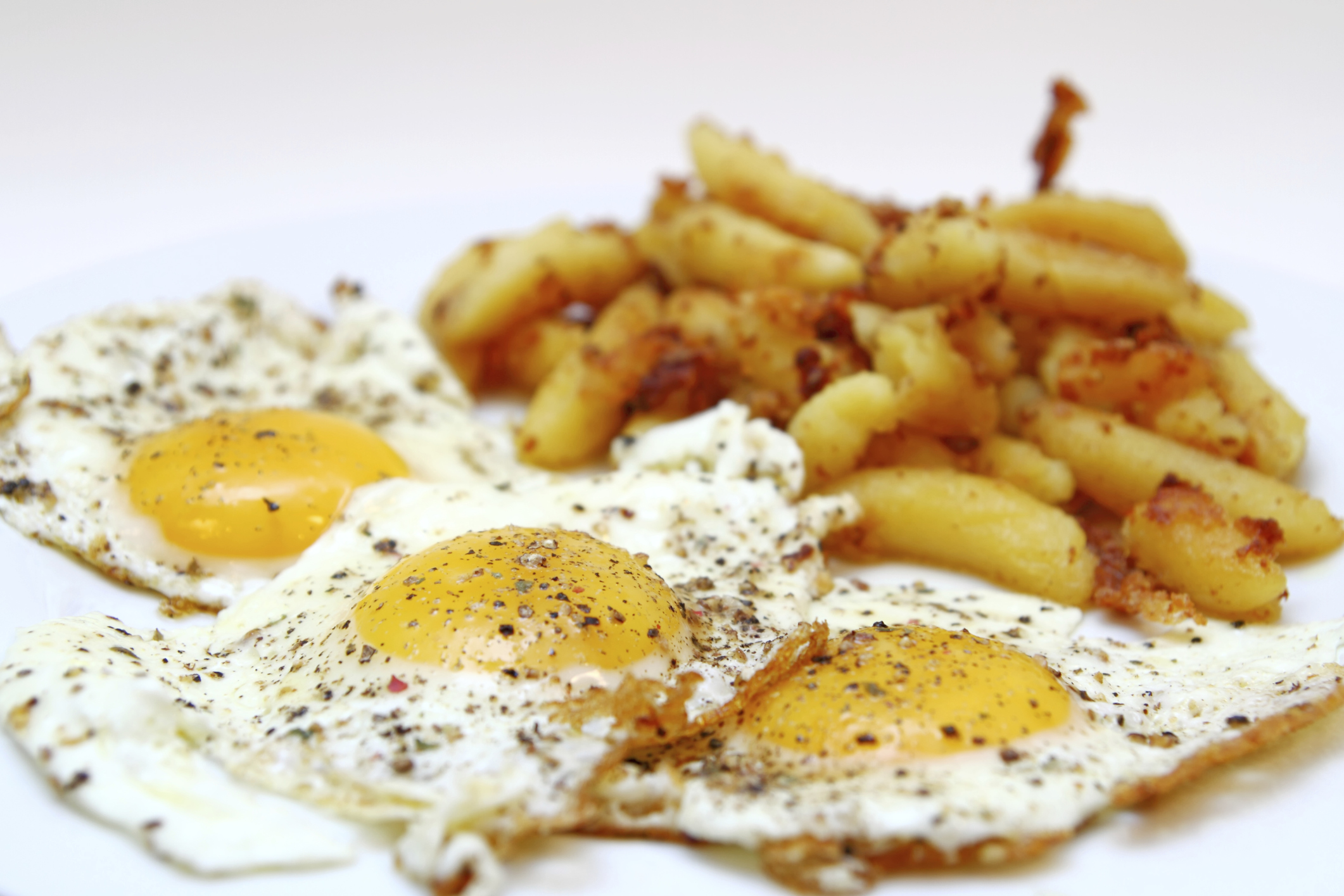 Patatas fritas con huevos rotos al toque de sobrasada