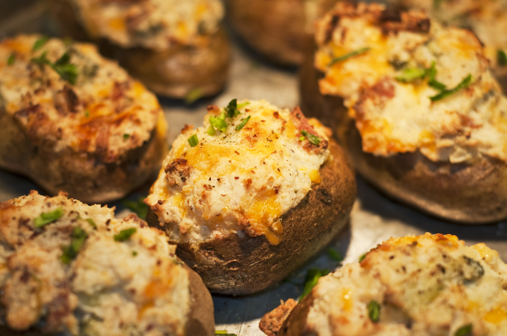 Patatas rellenas con gambas, jamón serrano y queso