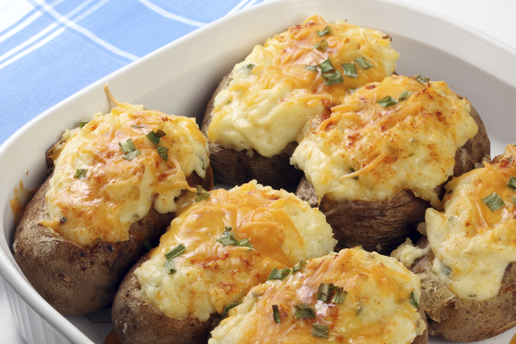Patatas rellenas de pollo con salsa bechamel