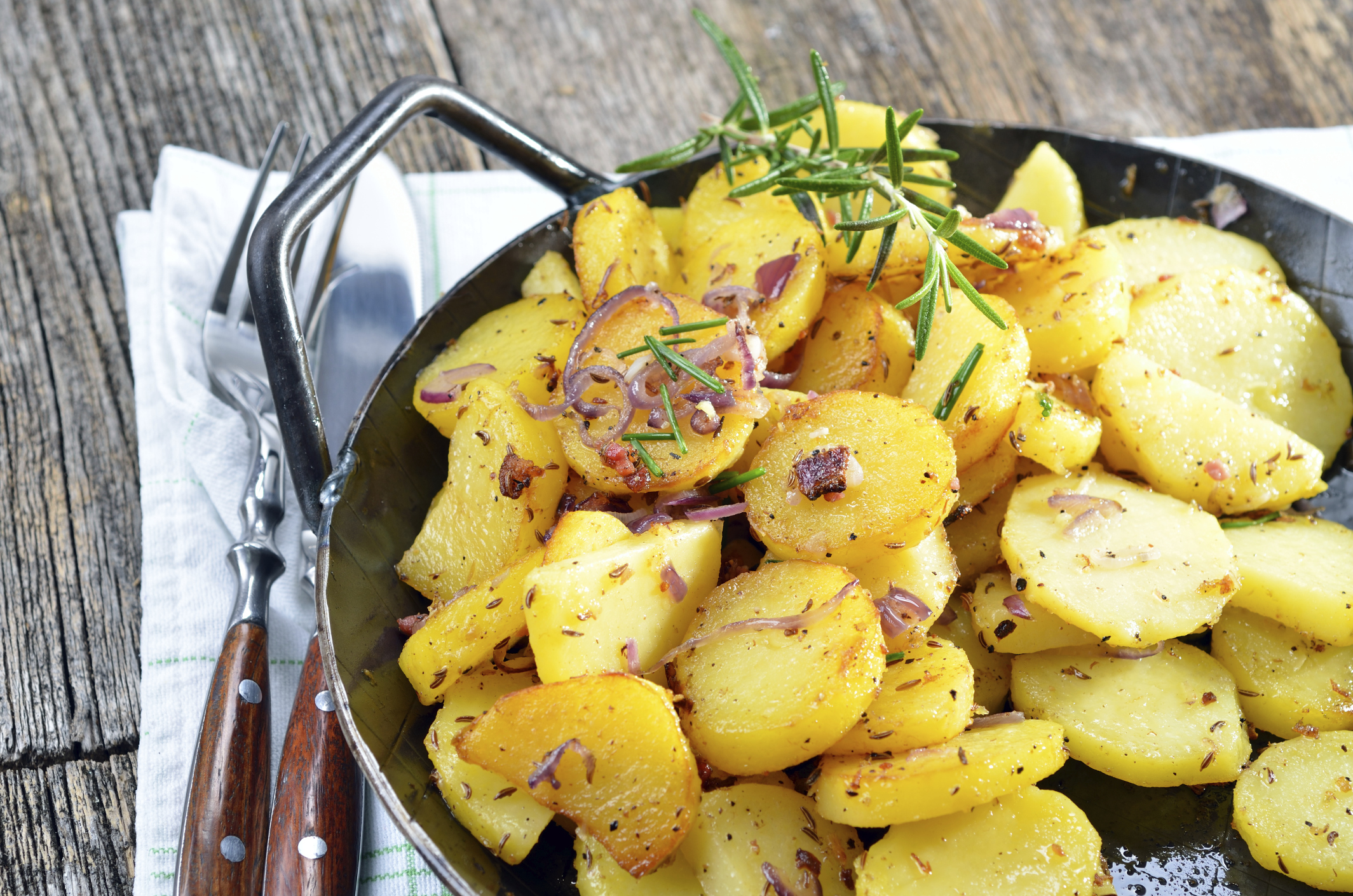 Patatas salteadas con cebolla, vino y perejil a mi manera | Recetas DIA