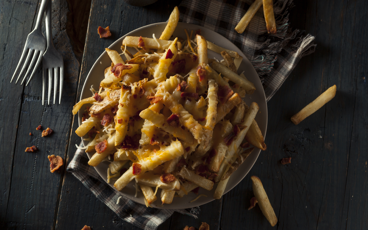 Patatas fritas con bacón y queso 