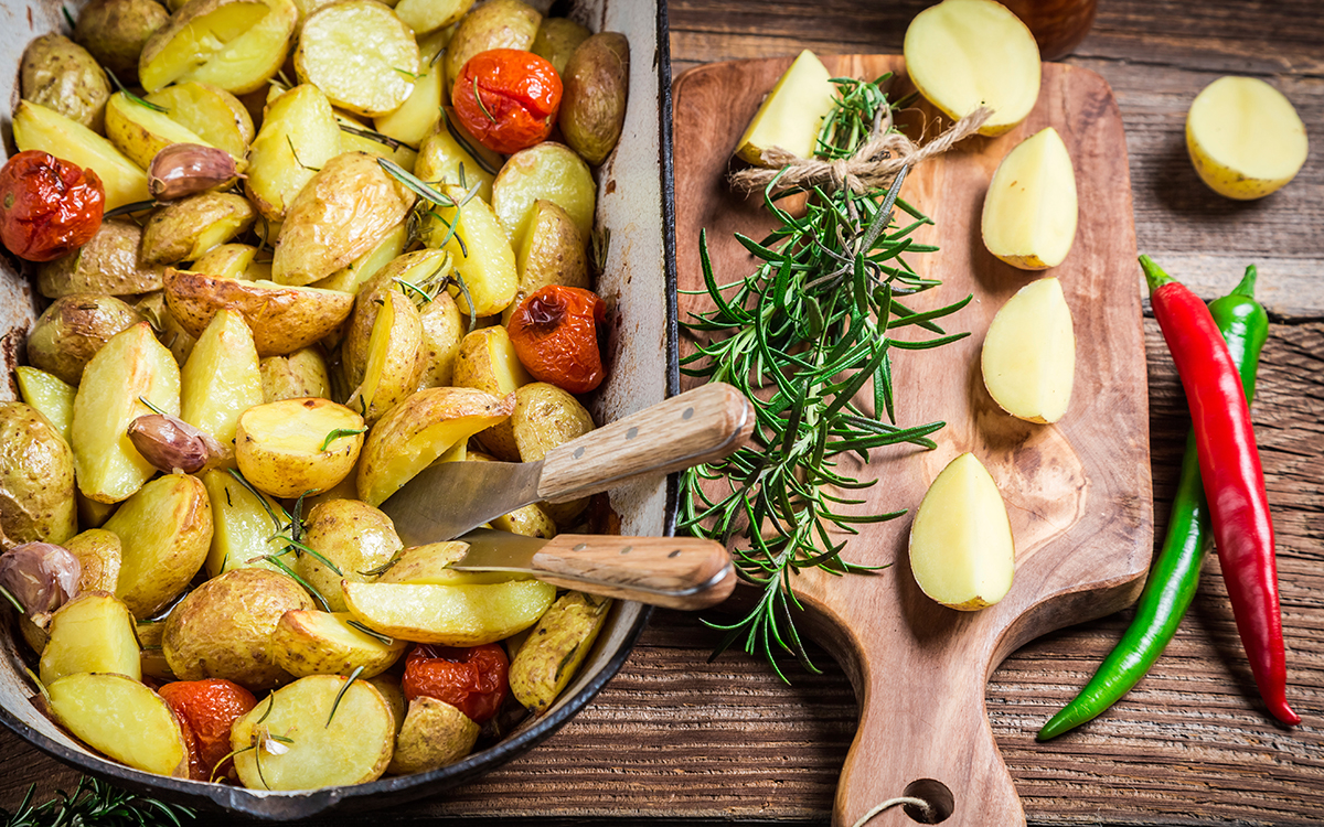 Patatas al horno con tomates, ajo y romero