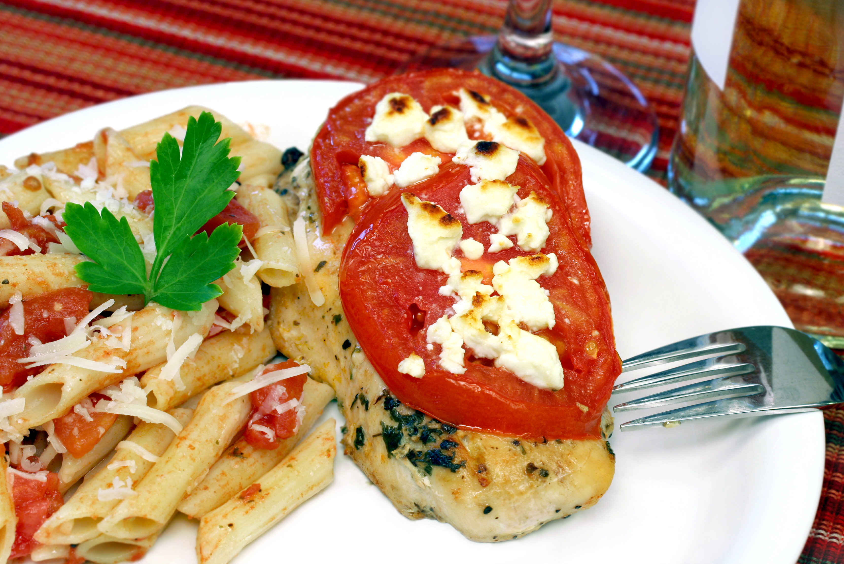 Pechugas de pollo con macarrones y tomates