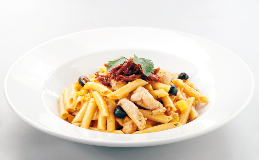 Penne con jamon, crema y tomates secos