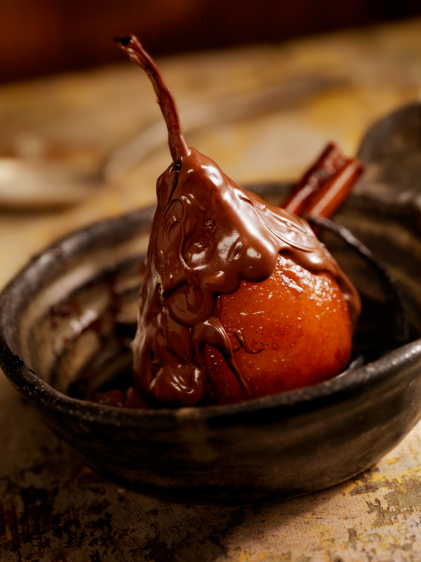 Peras con salsa de chocolate