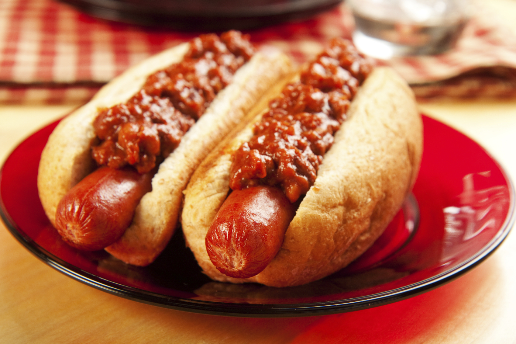 Perrito caliente con carne picada y tomate