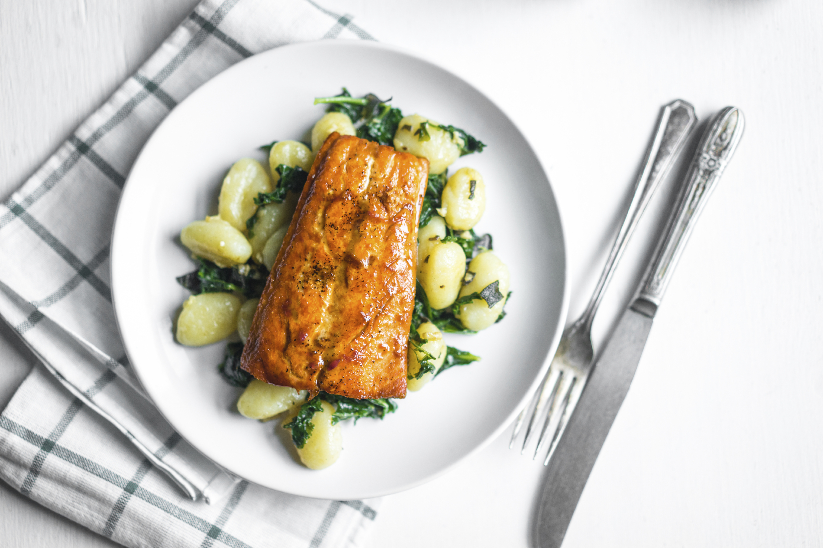 Pescado con espinacas y patatas