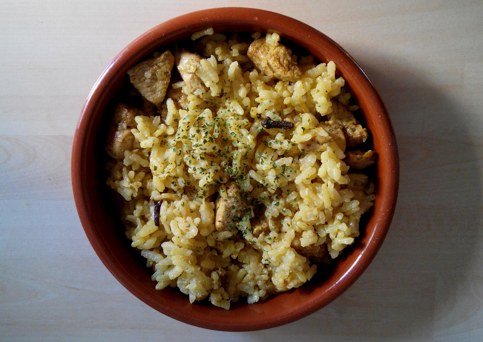 Arroz especiado con pollo y cebolla