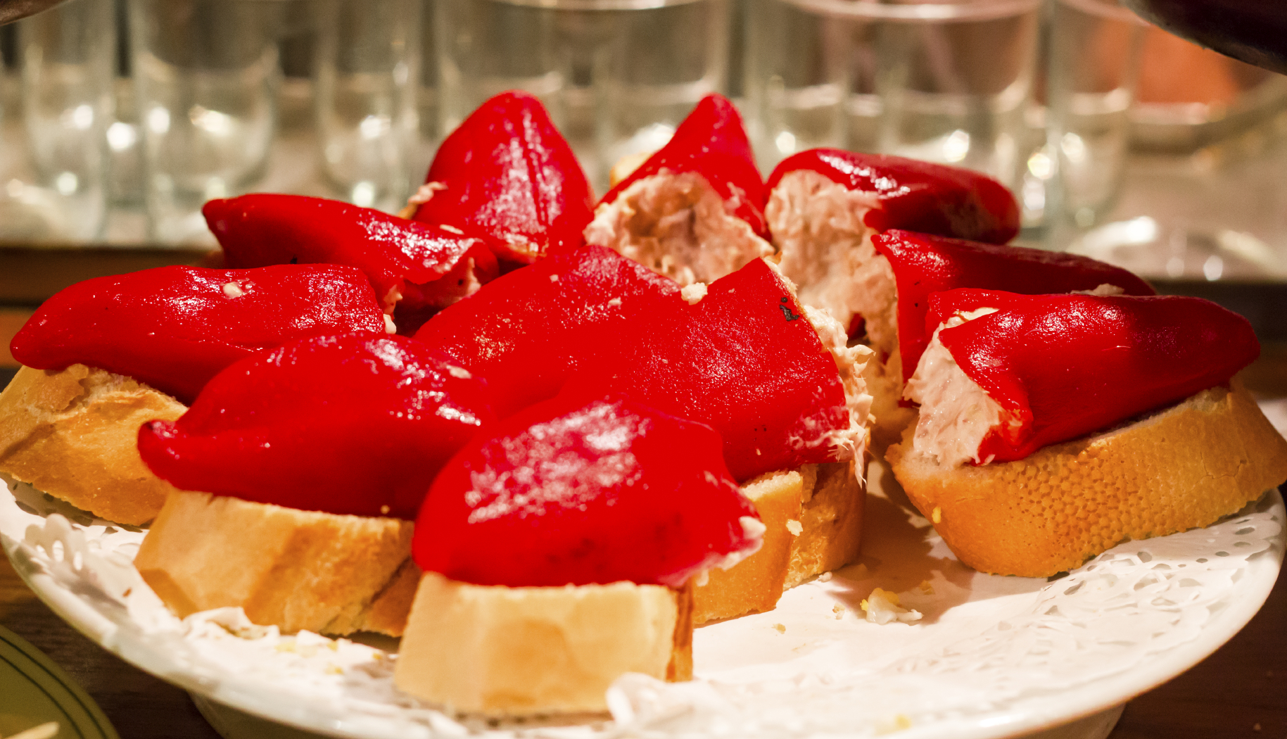 Pimientos del piquillo rellenos de atún y aceitunas