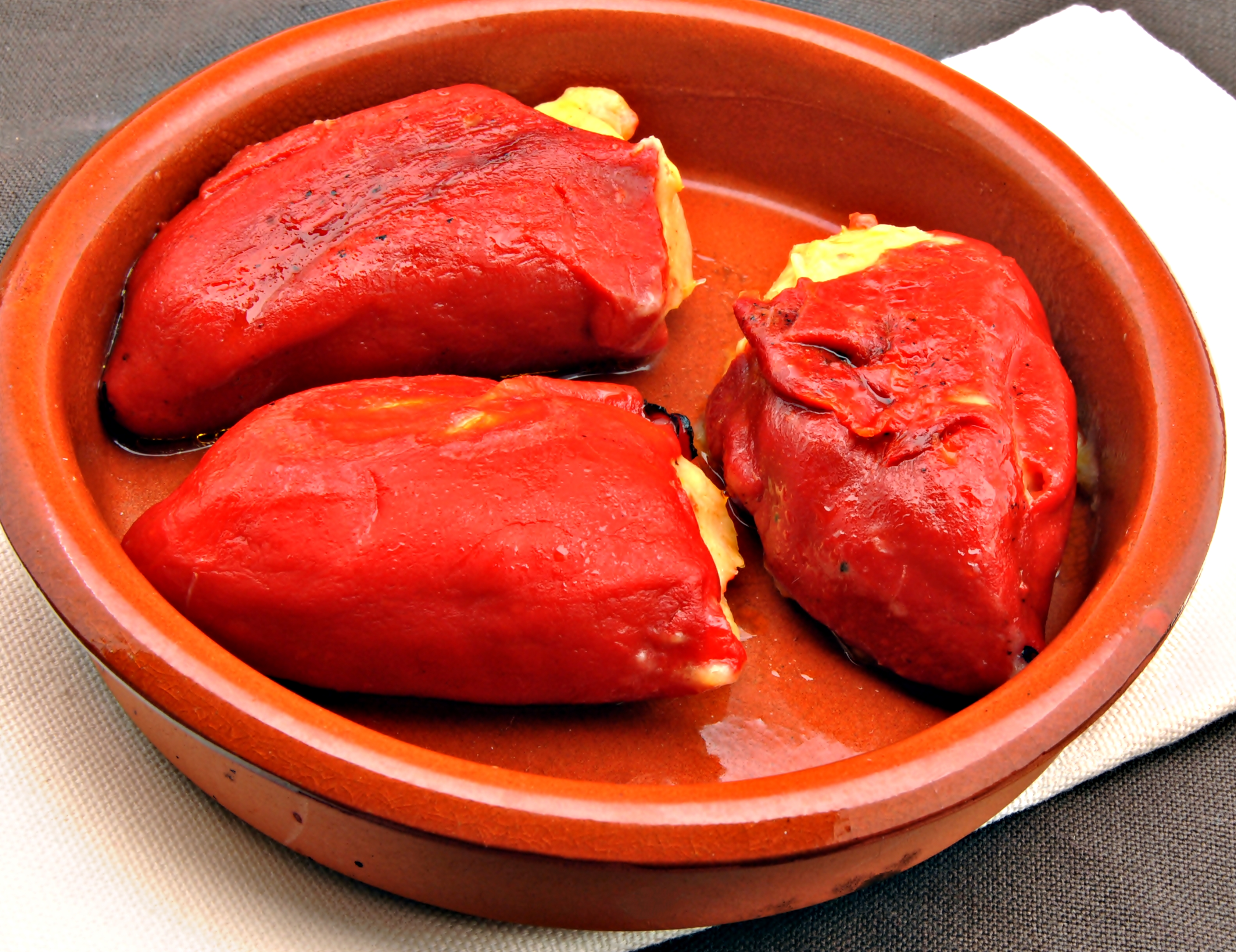 Pimientos del piquillo rellenos de ensaladilla con gulas