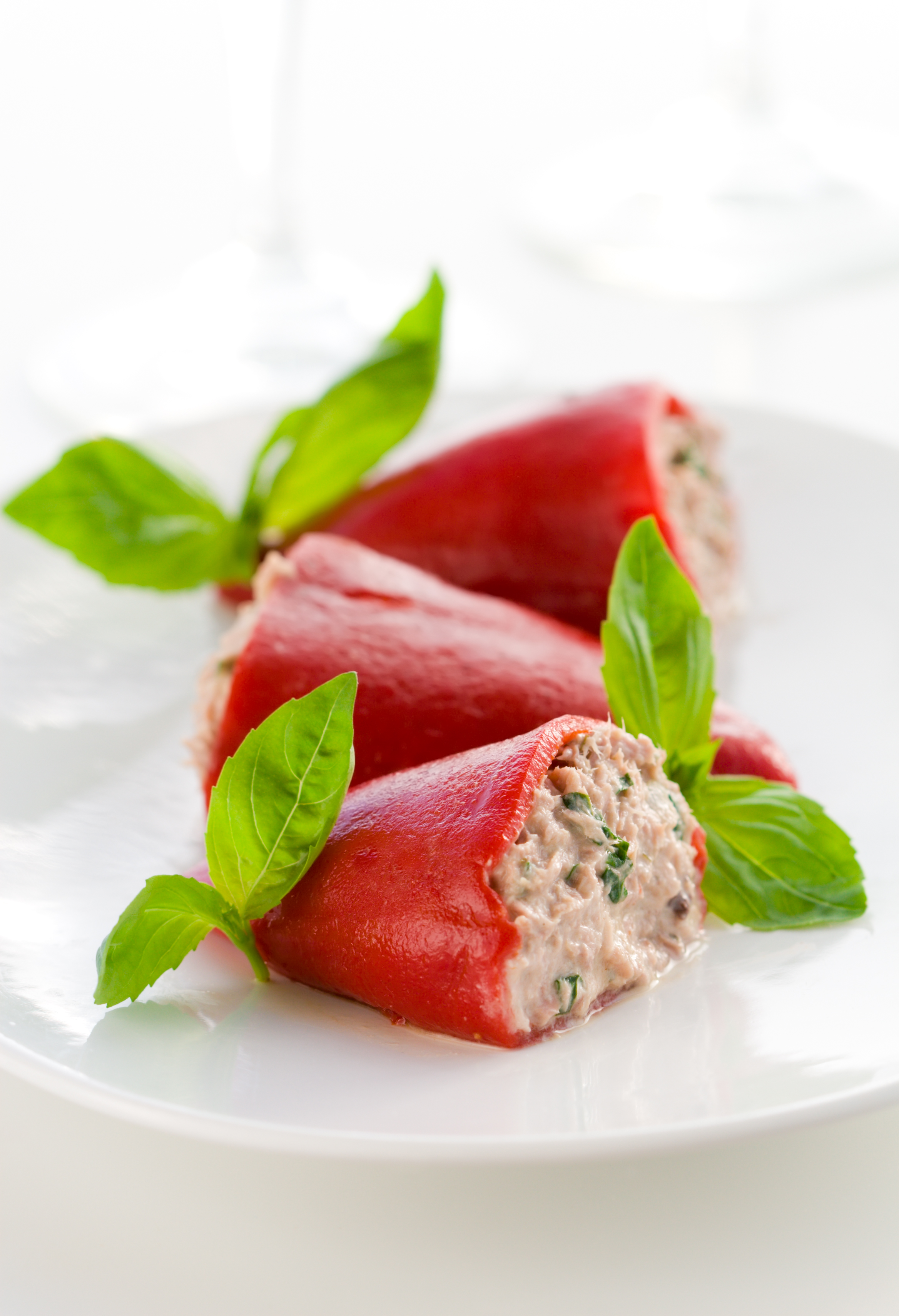 Pimientos de piquillo rellenos de ensaladilla y atún