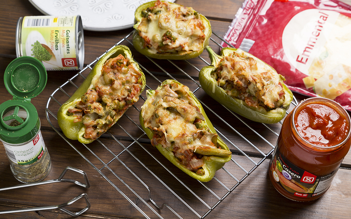 Pimientos verdes rellenos de verduras con tomate y queso