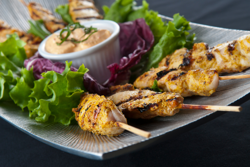 Pinchos de pollo con mayonesa de rúcula