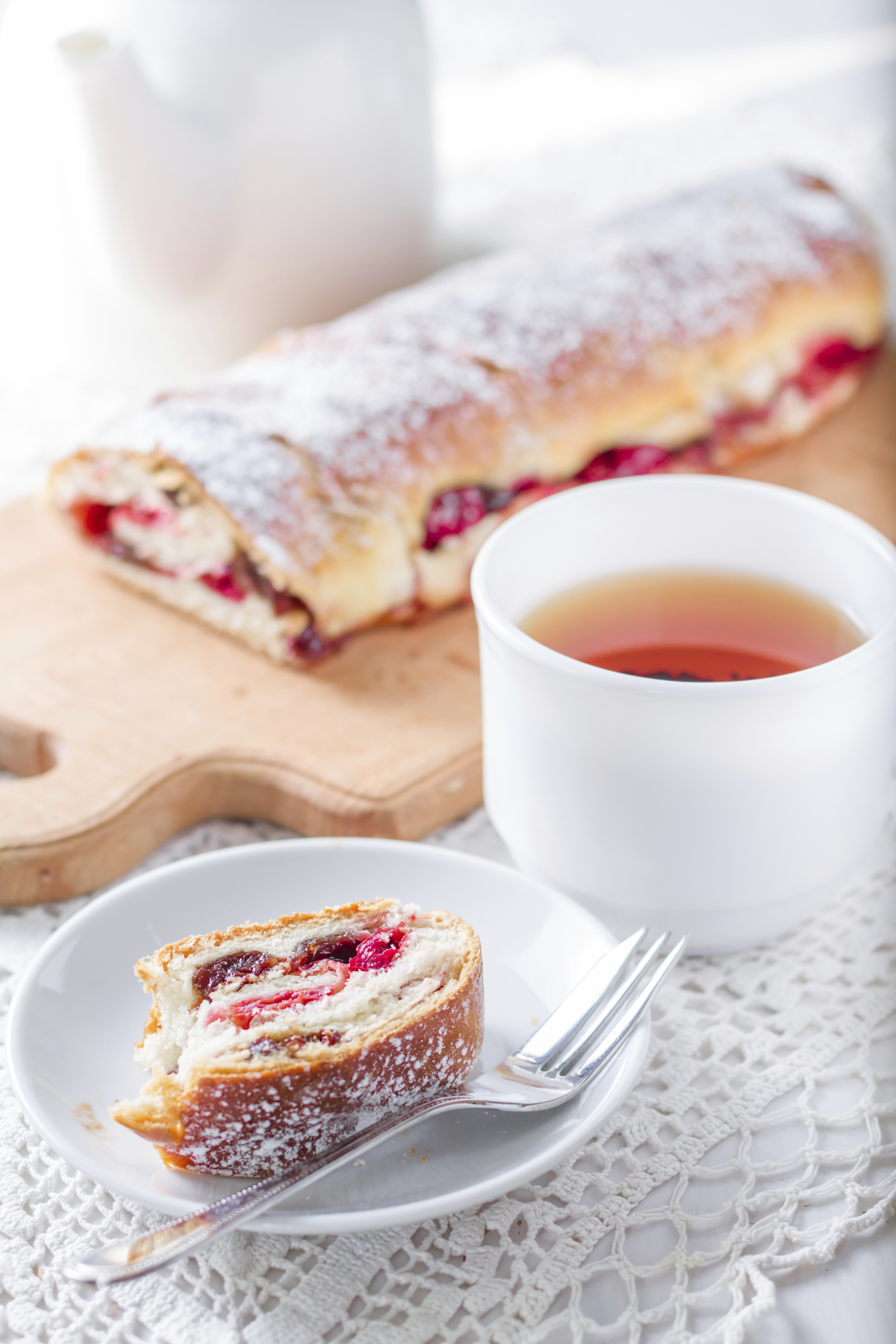 Pionono con dulce de leche, coco y cerezas