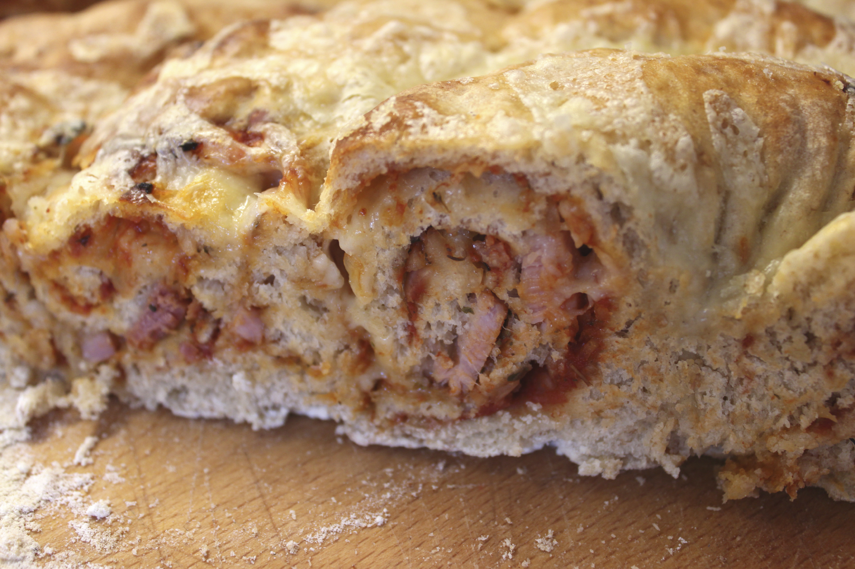 Pastel relleno de jamón y salsa de tomate