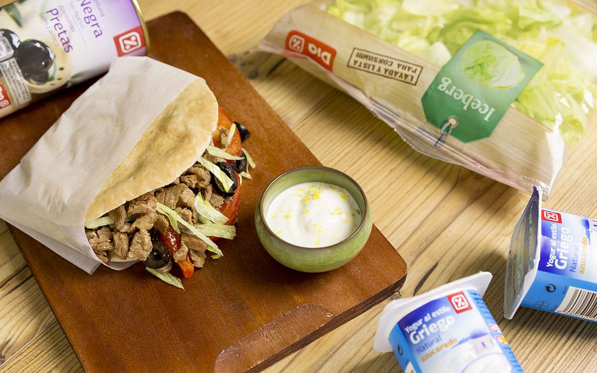 Pita de carne especiada al estilo griego con salsa tzatziki