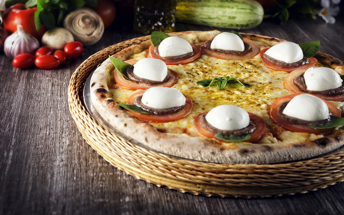 Pizza 4 quesos con tomate y tapenade