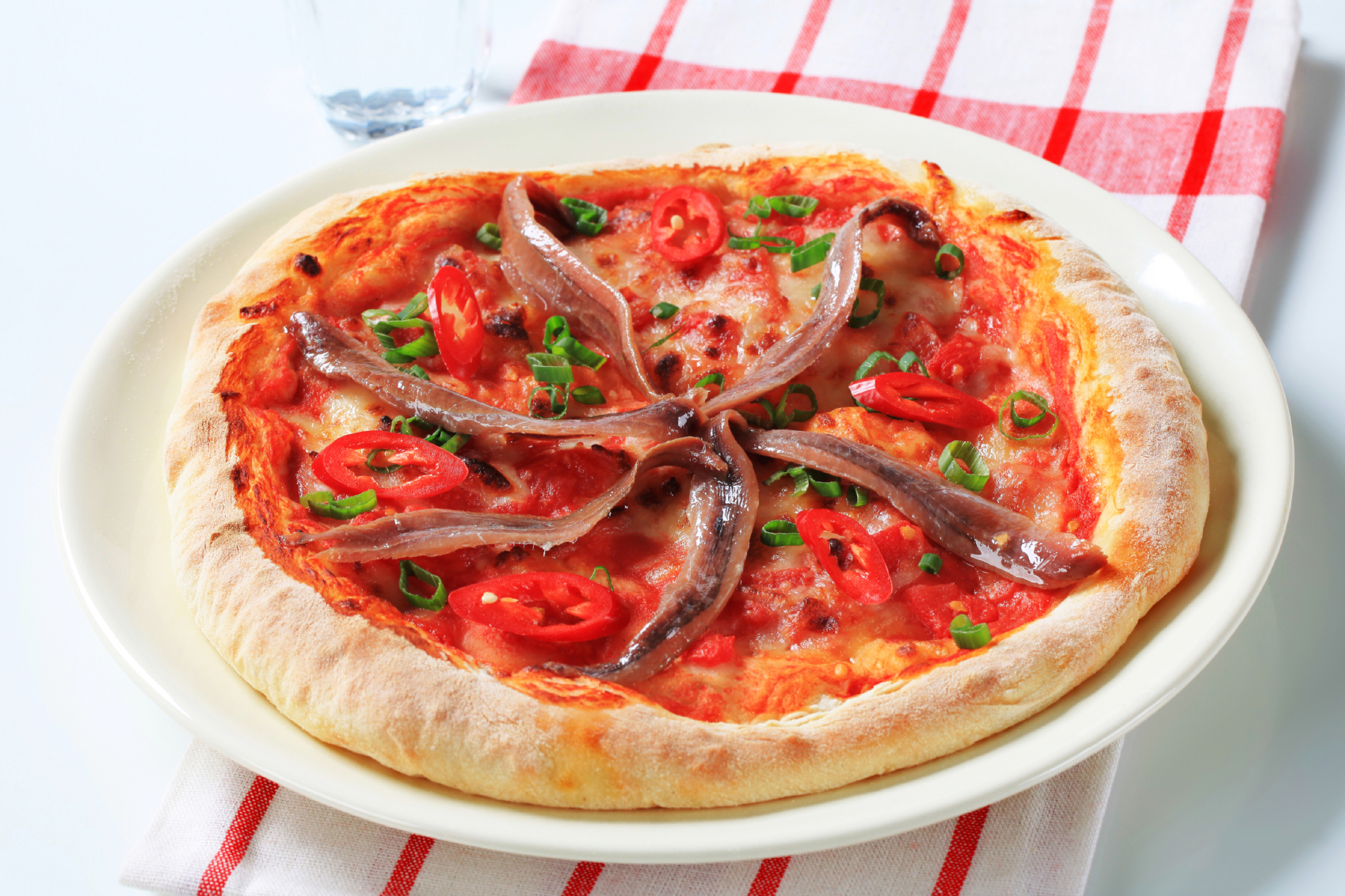 Pizza con anchoas y salsa de tomate al ketchup